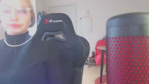 petalkiss online show from September 18, 1:31 pm