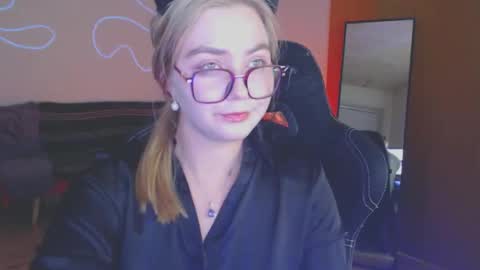 petalkiss online show from November 2, 6:00 pm