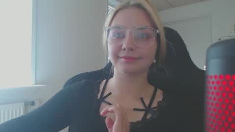 Snapshot of petalkiss chatting on September 13, 1:08 pm petalkiss online show from September 13, 1:08 pm