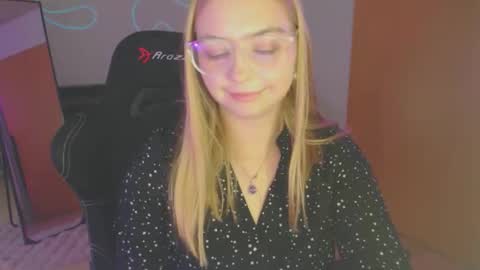 petalkiss online show from September 19, 2:05 pm