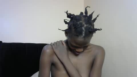 Snapshot of petite_lavi2 chatting on February 9, 2:40 pm petite_lavi2 online show from February 9, 2:40 pm