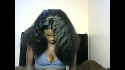 Snapshot of petite_lavi2 chatting on February 17, 6:06 pm petite_lavi2 online show from February 17, 6:06 pm