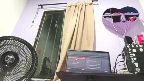 danna online show from December 22, 4:17 am