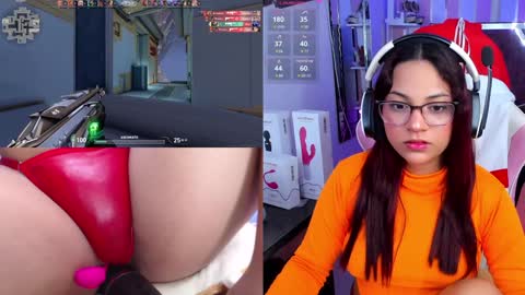 Snapshot of petitesofia_ chatting on December 12, 1:49 pm Sofia online show from December 12, 1:49 pm
