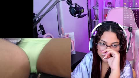 Snapshot of petitesofia_ chatting on December 9, 12:01 am Sofia online show from December 9, 12:01 am