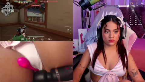 Snapshot of petitesofia_ chatting on December 5, 2:33 pm Sofia online show from December 5, 2:33 pm