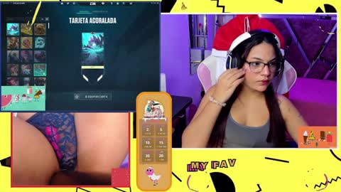 Snapshot of petitesofia_ chatting on December 27, 1:39 pm Sofia online show from December 27, 1:39 pm