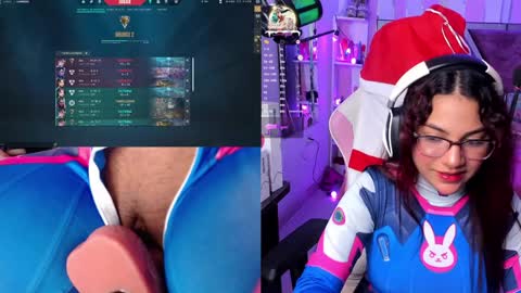 Snapshot of petitesofia_ chatting on December 22, 1:11 pm Sofia online show from December 22, 1:11 pm