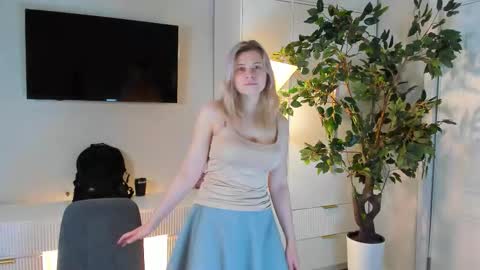 Im Mira  whats your name online show from October 14, 7:55 am