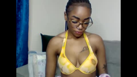 Snapshot of pettite_babe chatting on September 24, 11:59 pm Arielle online show from September 24, 11:59 pm
