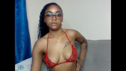 Snapshot of pettite_babe chatting on October 2, 1:43 am Arielle online show from October 2, 1:43 am