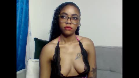 Snapshot of pettite_babe chatting on October 24, 2:07 am Arielle online show from October 24, 2:07 am