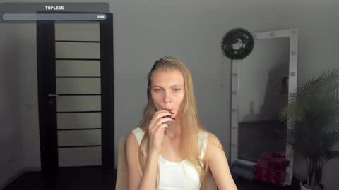 Snapshot of phoebepaw chatting on January 8, 4:23 am Phoebe online show from January 8, 4:23 am