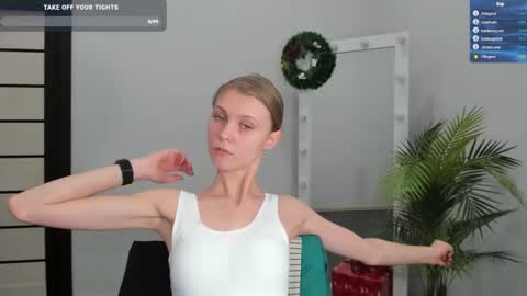 Snapshot of phoebepaw chatting on December 6, 12:27 pm Phoebe online show from December 6, 12:27 pm