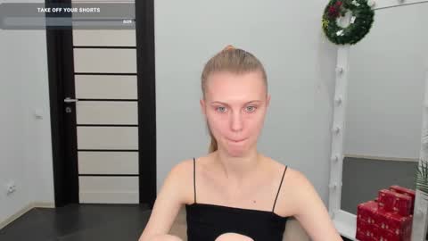 Snapshot of phoebepaw chatting on December 16, 1:22 pm Phoebe online show from December 16, 1:22 pm