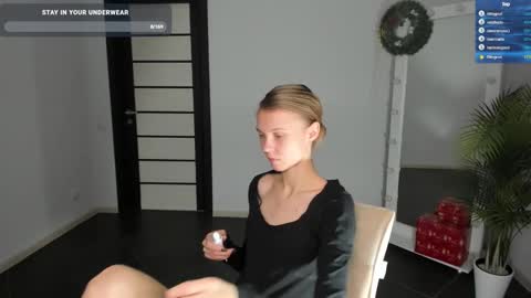 Snapshot of phoebepaw chatting on December 17, 6:35 am Phoebe online show from December 17, 6:35 am