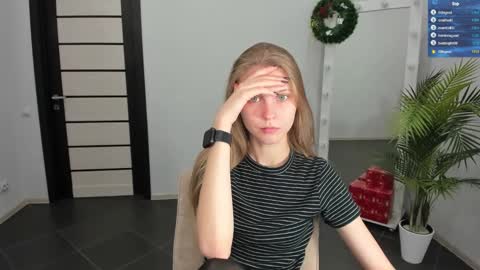Snapshot of phoebepaw chatting on December 12, 11:29 am Phoebe online show from December 12, 11:29 am