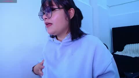 phylavell_ online show from May 13, 12:06 am