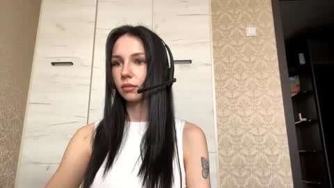 Mia online show from June 11, 10:23 am