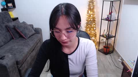 Snapshot of pia_horny chatting on December 11, 8:50 pm Pia online show from December 11, 8:50 pm