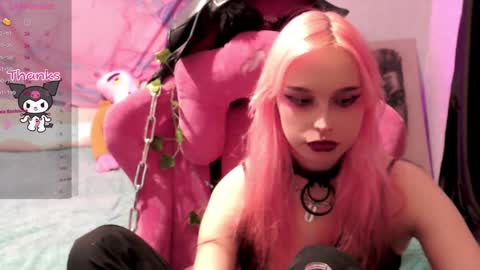 Snapshot of pineapple_dope chatting on February 17, 11:22 pm Nancy online show from February 17, 11:22 pm