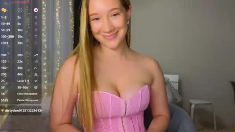 Snapshot of pink_rosee_ chatting on December 7, 2:20 am online show from December 7, 2:20 am