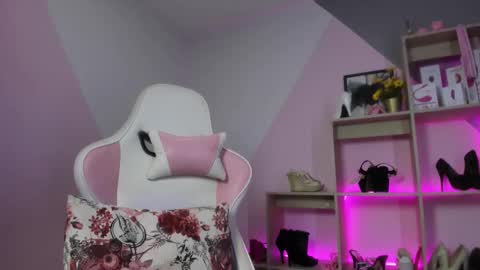 Snapshot of pink_secret chatting on October 31, 2:32 pm pink_secret online show from October 31, 2:32 pm