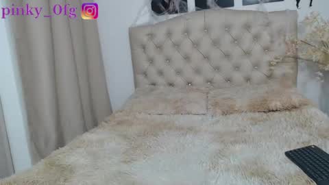 Snapshot of pinky_f00x chatting on October 16, 12:35 am pinky_f00x online show from October 16, 12:35 am