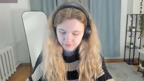 Snapshot of pixel_nest chatting on October 8, 6:07 am Olga online show from October 8, 6:07 am