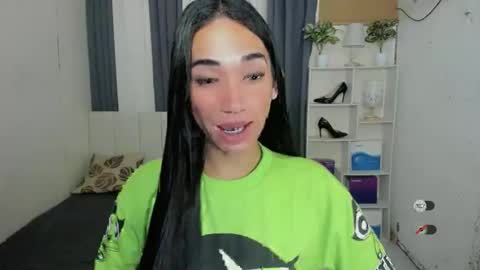 pixiedoll_ online show from February 7, 8:35 pm