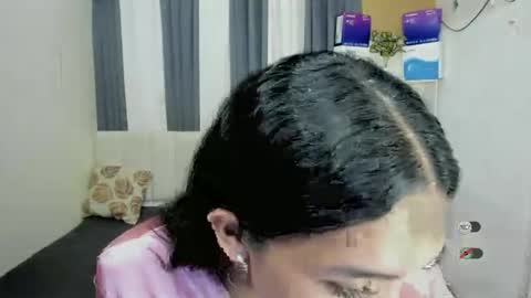 pixiedoll_ online show from December 19, 8:45 pm