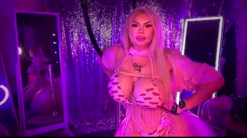 Snapshot of plasticfuckdoll chatting on January 31, 11:35 am Dumb bimbo fuck doll online show from January 31, 11:35 am