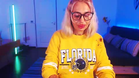 Victoria online show from December 15, 7:53 pm