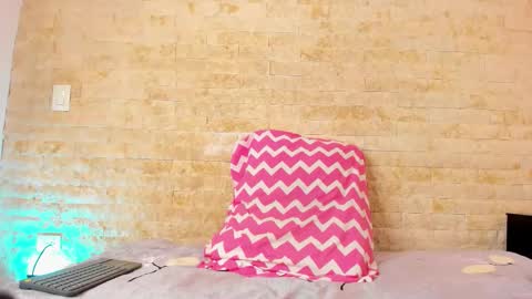 Snapshot of pocahontas_pow chatting on October 17, 5:05 pm Pocahontas  online show from October 17, 5:05 pm