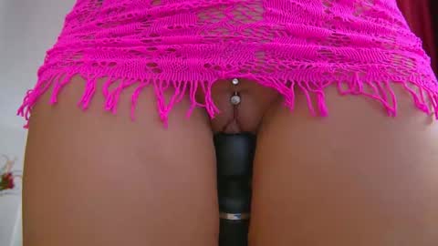 Snapshot of poison_milf_ chatting on October 19, 4:36 am poison_milf_ online show from October 19, 4:36 am