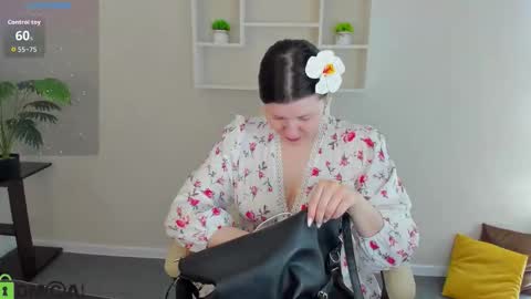 Snapshot of polly__mayer chatting on November 2, 1:20 am Polly online show from November 2, 1:20 am