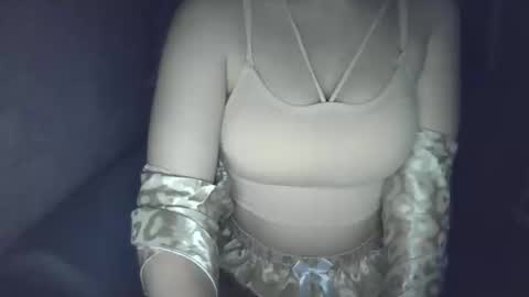 pralinne_ online show from February 13, 11:26 pm