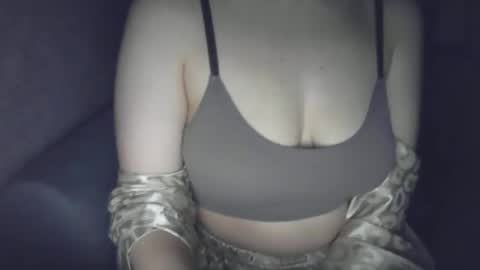 pralinne_ online show from February 14, 10:25 pm