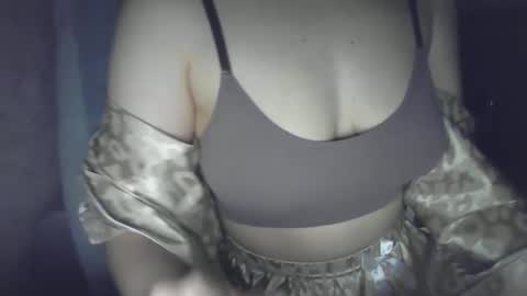 pralinne_ online show from February 15, 3:28 pm