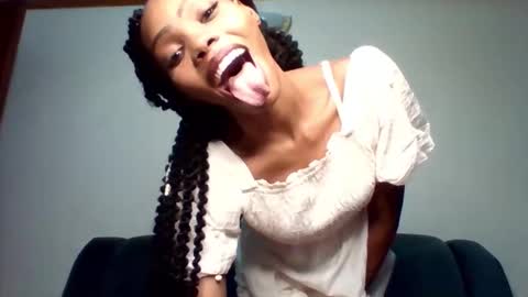 Snapshot of pretty253 chatting on October 15, 5:48 pm pretty253 online show from October 15, 5:48 pm