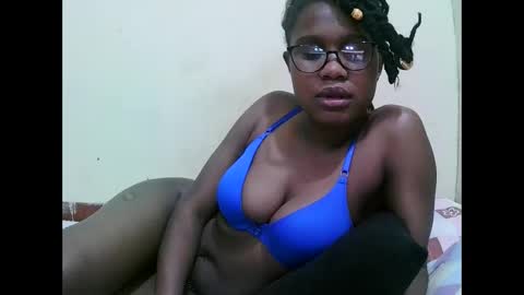 Snapshot of pretty_mellan chatting on February 4, 6:46 am pretty_mellan online show from February 4, 6:46 am