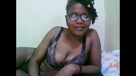 Snapshot of pretty_mellan chatting on January 22, 7:03 am pretty_mellan online show from January 22, 7:03 am
