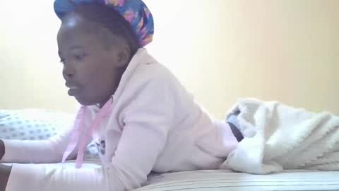 Snapshot of pretty_petite_ebony chatting on December 25, 8:39 pm pretty_petite_ebony online show from December 25, 8:39 pm