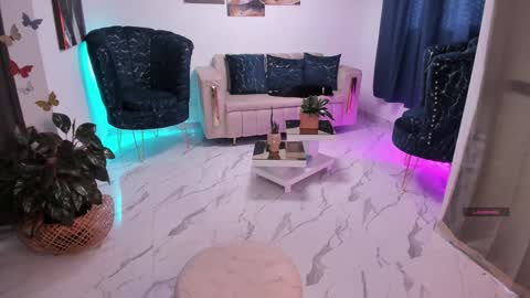 Snapshot of pretty_pettite chatting on February 3, 9:29 pm pretty_pettite online show from February 3, 9:29 pm