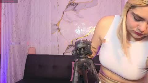 pretty_tay online show from April 21, 11:39 am