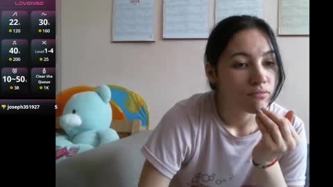 Snapshot of prettybella_7 chatting on December 23, 8:00 am Bella online show from December 23, 8:00 am
