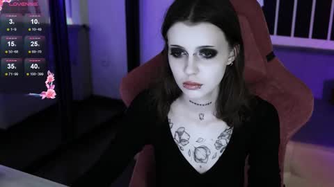 Snapshot of prettybones chatting on October 24, 11:34 pm Violet online show from October 24, 11:34 pm