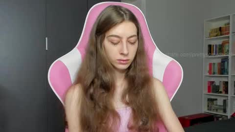 Snapshot of prettysomething chatting on October 13, 6:38 am Sophie next stream will be at Monday i will wait you guys online show from October 13, 6:38 am