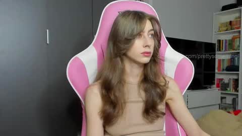 Snapshot of prettysomething chatting on October 23, 6:41 am Sophie next stream will be at Monday i will wait you guys online show from October 23, 6:41 am