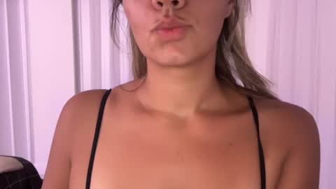 Snapshot of prettyyykittyyy22 chatting on October 10, 3:11 am prettyyykittyyy22 online show from October 10, 3:11 am